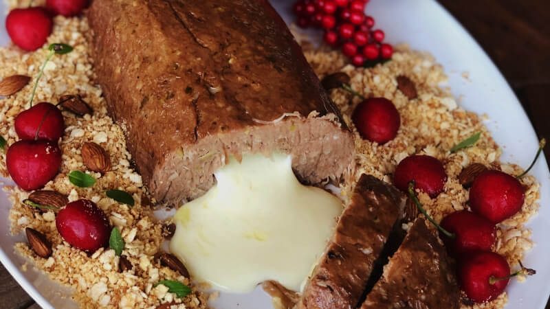 Lombo de jaca recheado de queijo vegano decorado para ceia de Natal