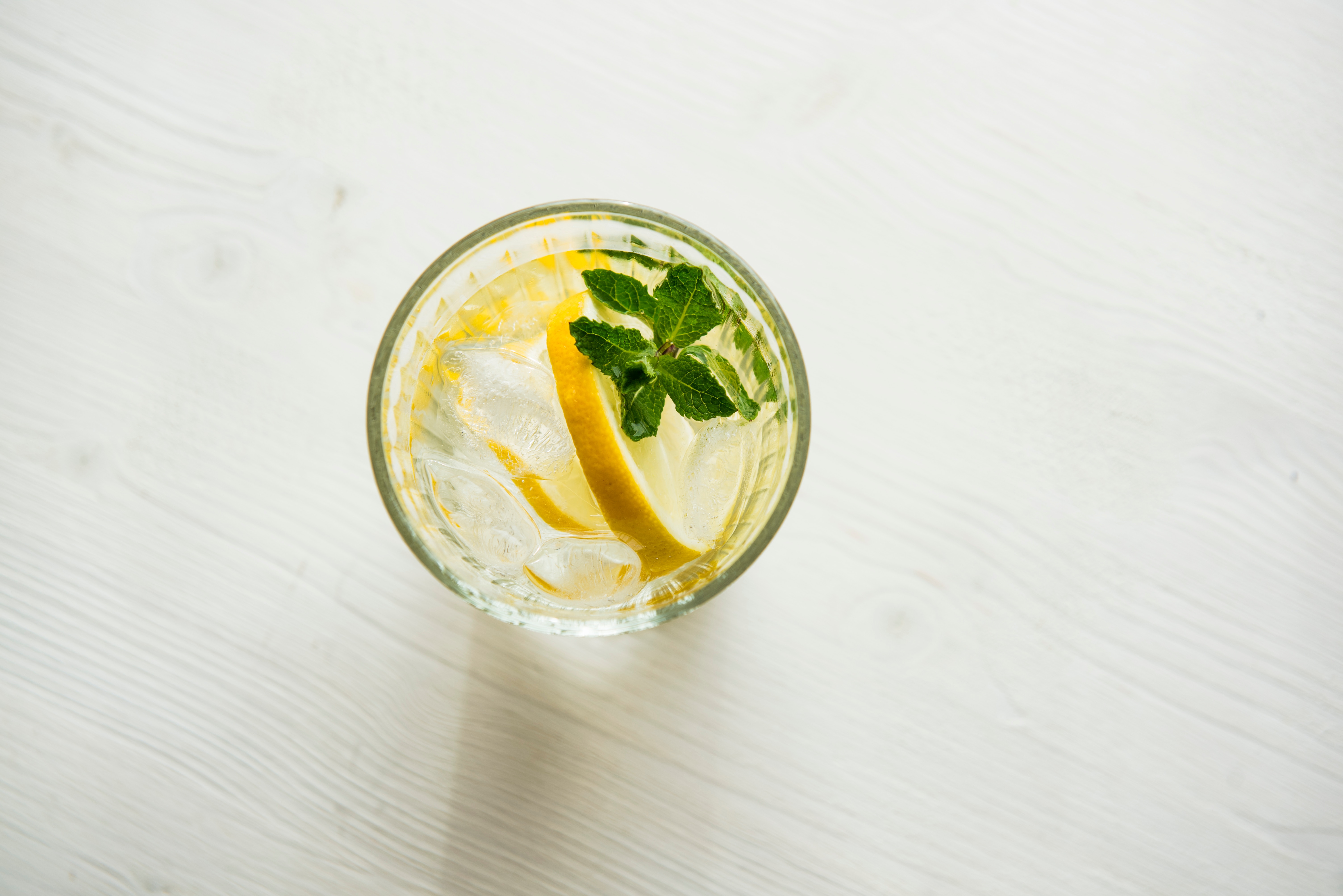 Read more about the article O que acontece quando você toma água com limão em jejum
