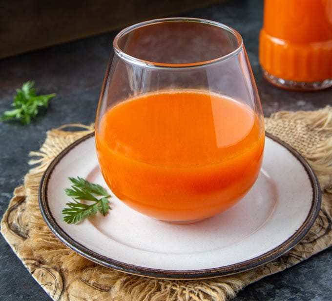 Read more about the article Receita de verão: suco de salsa, cenoura, maçã e laranja